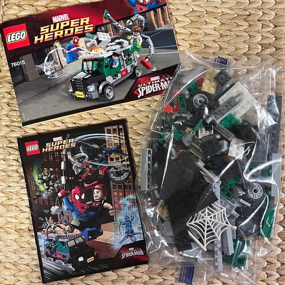 LEGO Marvel Super Heroes Set (76015)—NO SPIDERMAN MINIFIGURE - Picture 2 of 6